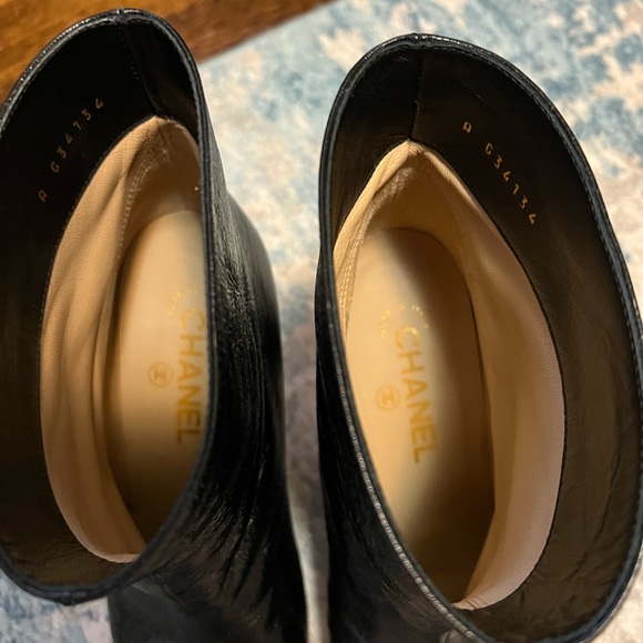 Chanel black leather Coco Chanel sign ankle boots - Picture 13 of 17